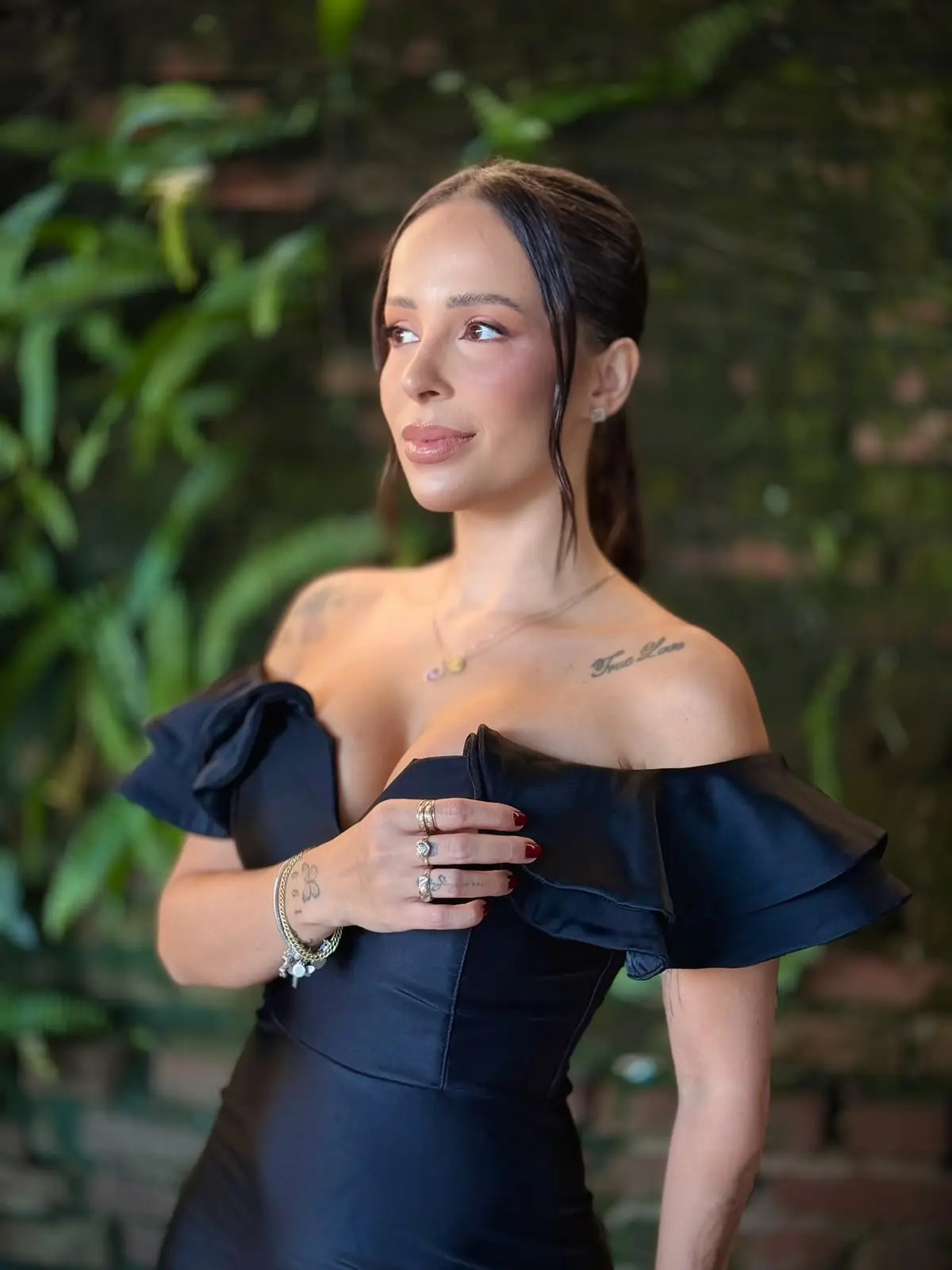 Andressa usando vestido preto